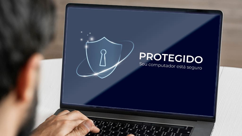 Tela de um notebook com uma imagem em azul e escrito em branco "Protegido. Seu computador está seguro".