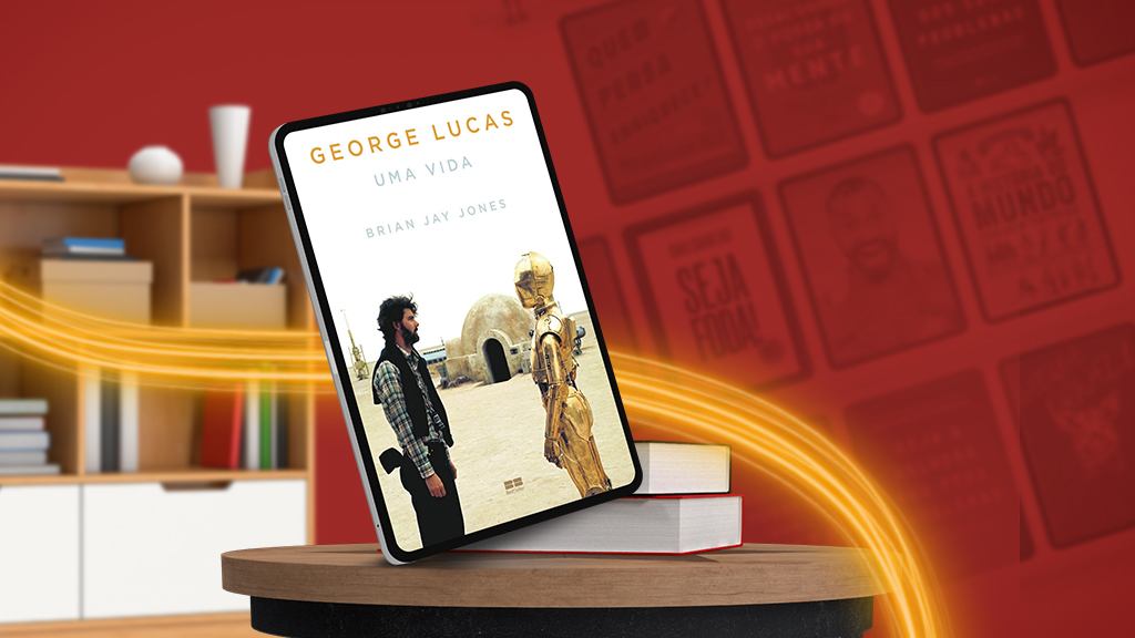 Uma mesa com dois livros deitados e um em pé, este "George Lucas, uma vida". Ao fundo, do lado esquerdo, uma estande de livros e do lado direito a projeção de várias capas de livros.