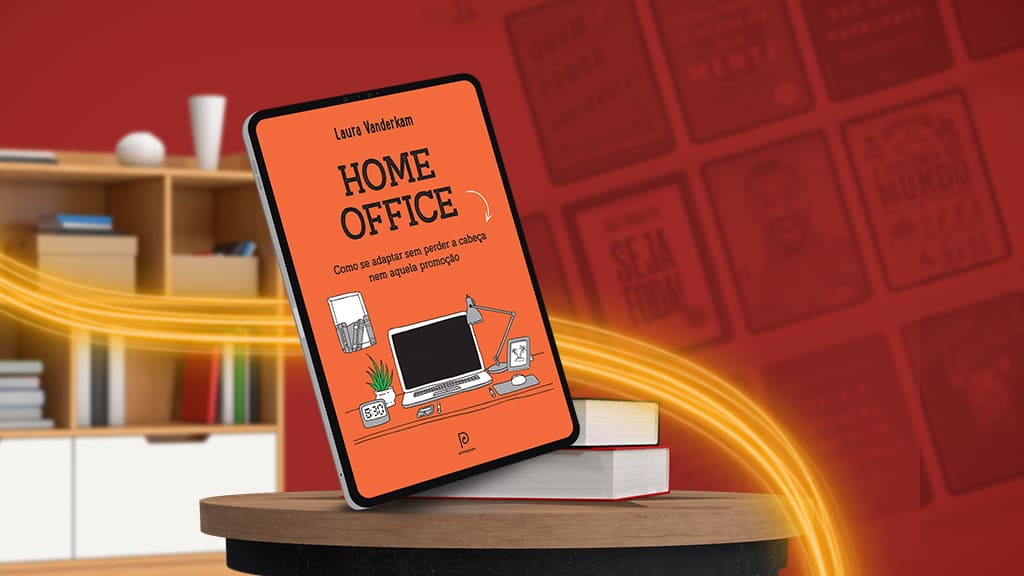 Uma mesa com dois livros deitados e um em pé, este "Home office - Como se adaptar sem perder a cabeça nem aquela promoção". Ao fundo, do lado esquerdo, uma estande de livros e do lado direito a projeção de várias capas de livros.