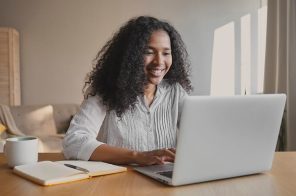 Uma mulher usando o computador e se organizando para o trabalho home office.