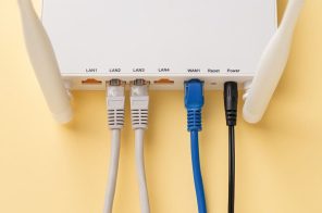 Imagem de quatro cabos conectados a um roteador.