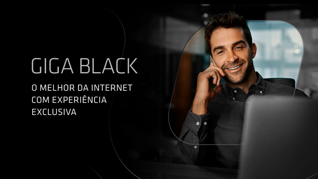 Na imagem, um homem vestindo uma camisa social preta fala ao telefone. Na frente dela a tela de um notebook. Em um fundo texto, o texto "Giga Black, o melhor da internet com experiência exclusiva".