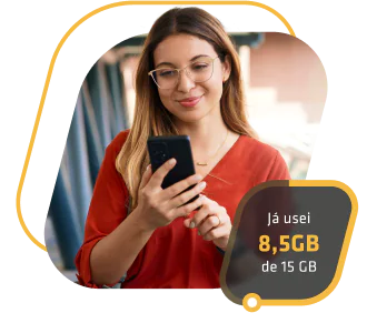 Mulher segurando um celular e uma descrição em baixo: Já usei 8,5gb de 15gb