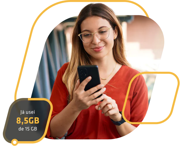 Mulher segurando um celular e uma descrição em baixo: Já usei 8,5gb de 15gb